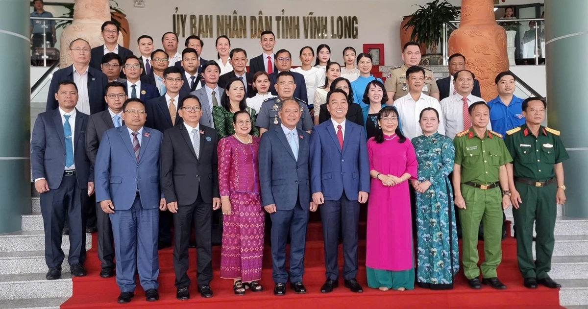Đoàn lãnh đạo 2 tỉnh chụp ảnh lưu niệm.