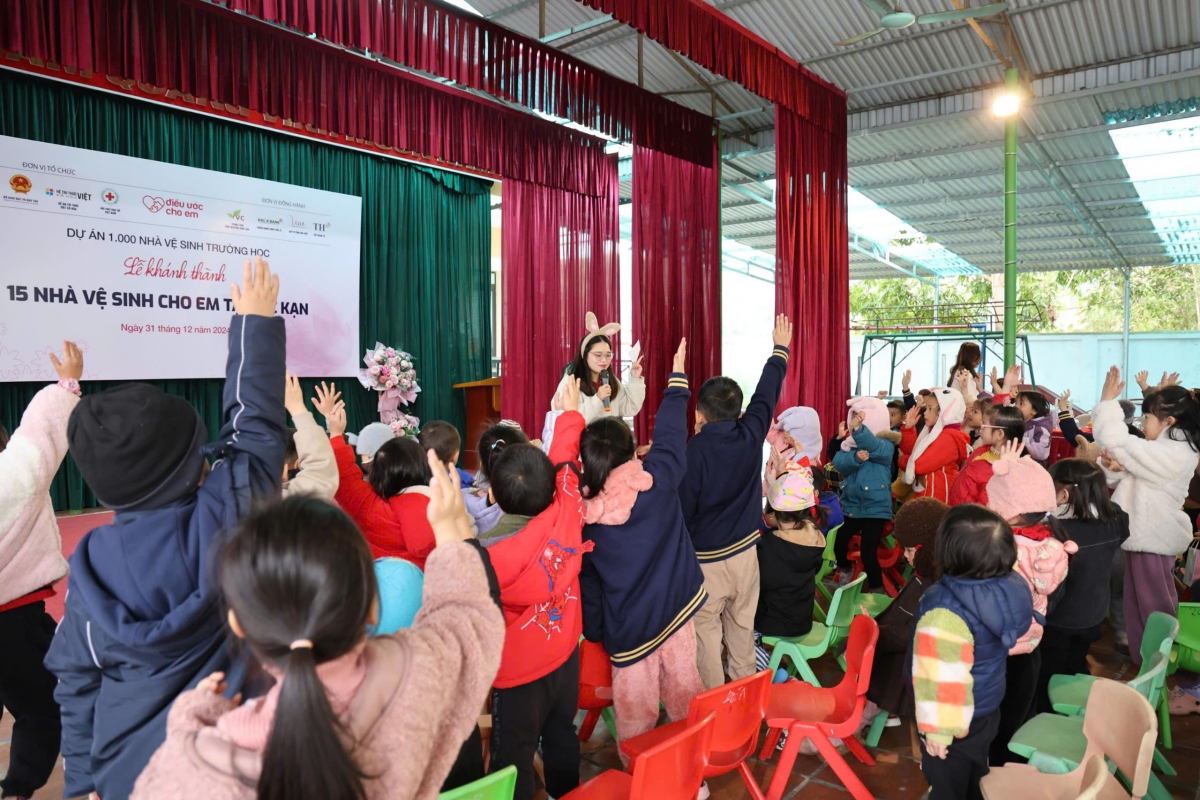 Các em học sinh hào hứng tham gia trò chơi tìm hiểu về vệ sinh học đường