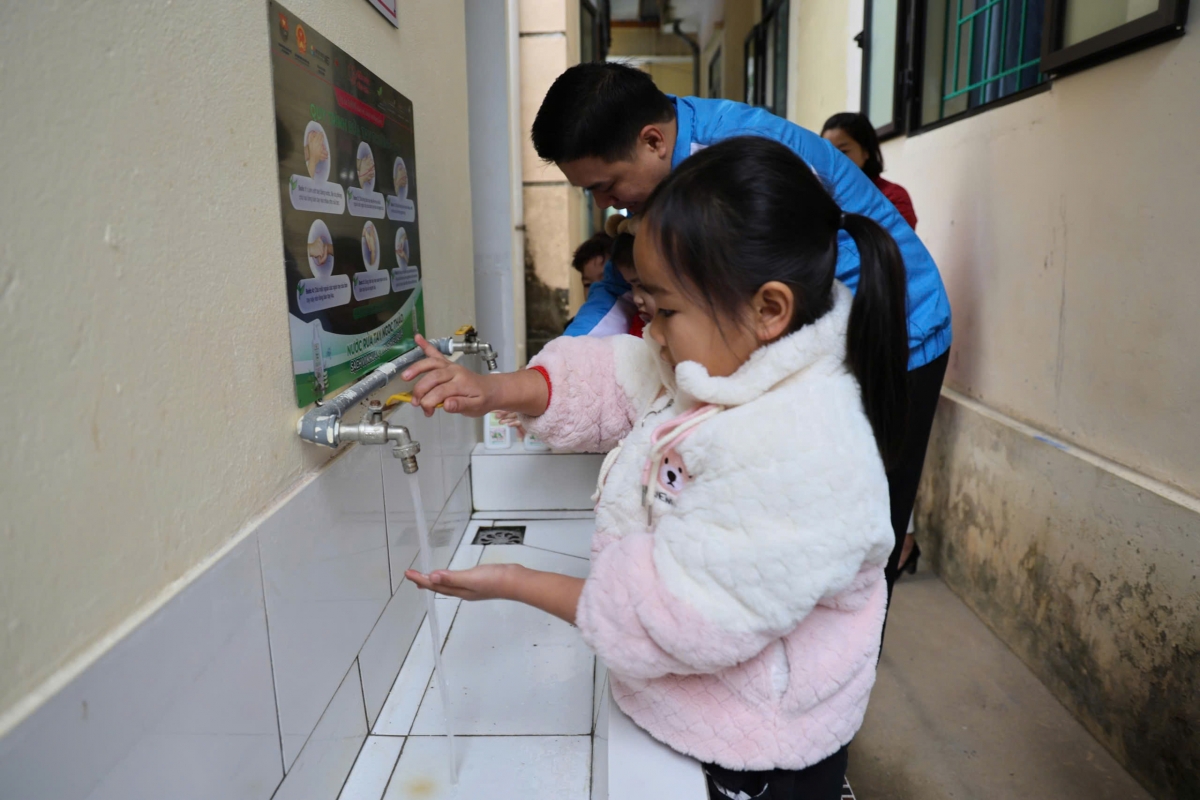 Các nhà vệ sinh đều được lắp đặt biển hướng dẫn rửa tay giúp học sinh rèn luyện thói quen rửa tay đúng cách