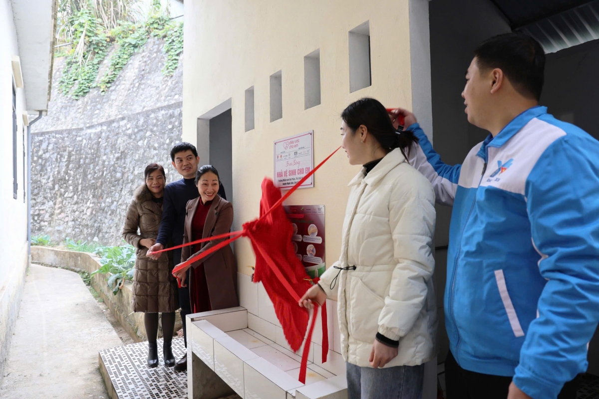 Đại diện các bên kéo băng khánh thành nhà vệ sinh cho em