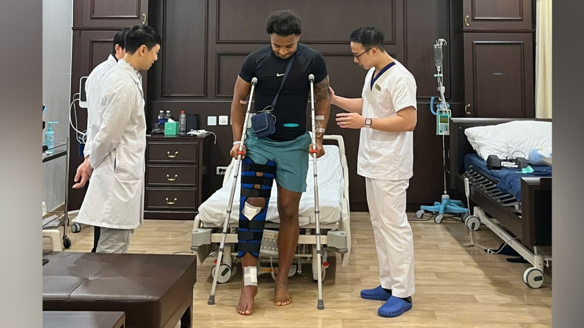 Xuân Son bắt đầu tập đi lại.