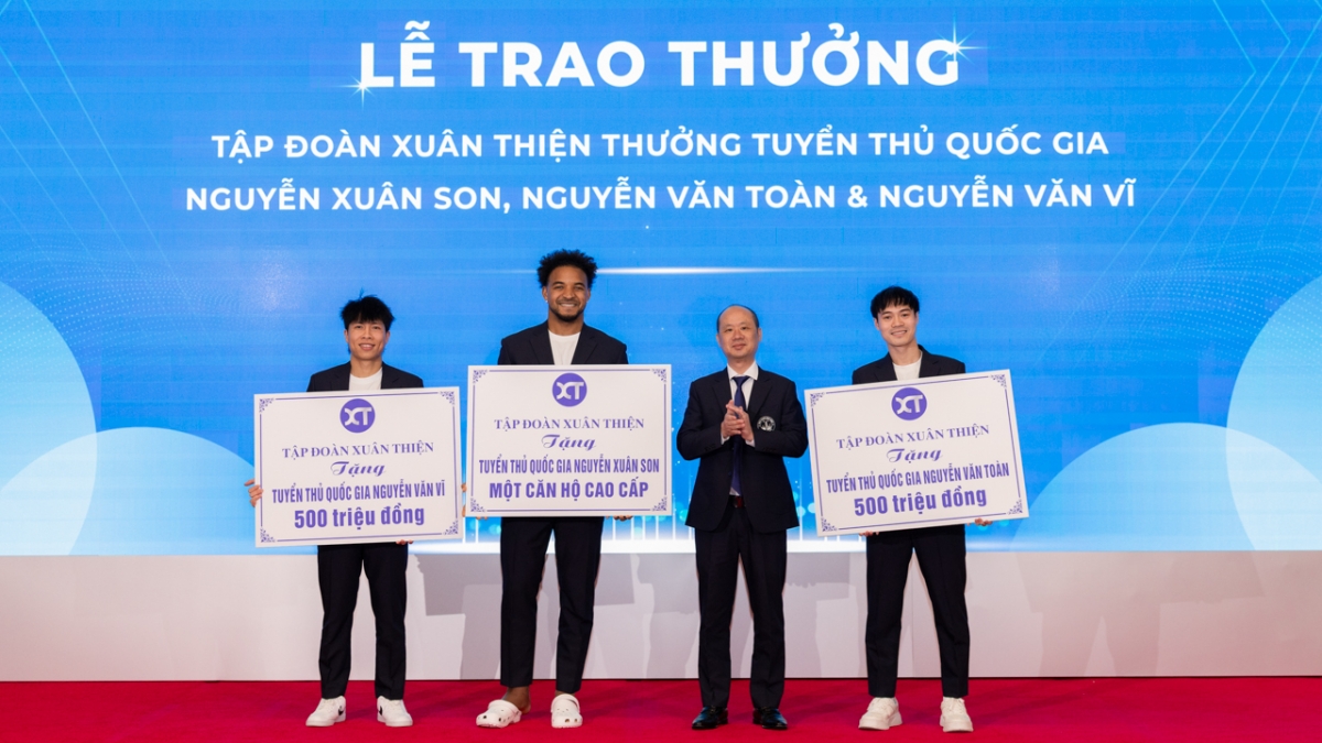 Xuân Son nhận niềm vui trong dịp đầu năm Ất Tỵ 2025 (Ảnh: Nam Định FC)