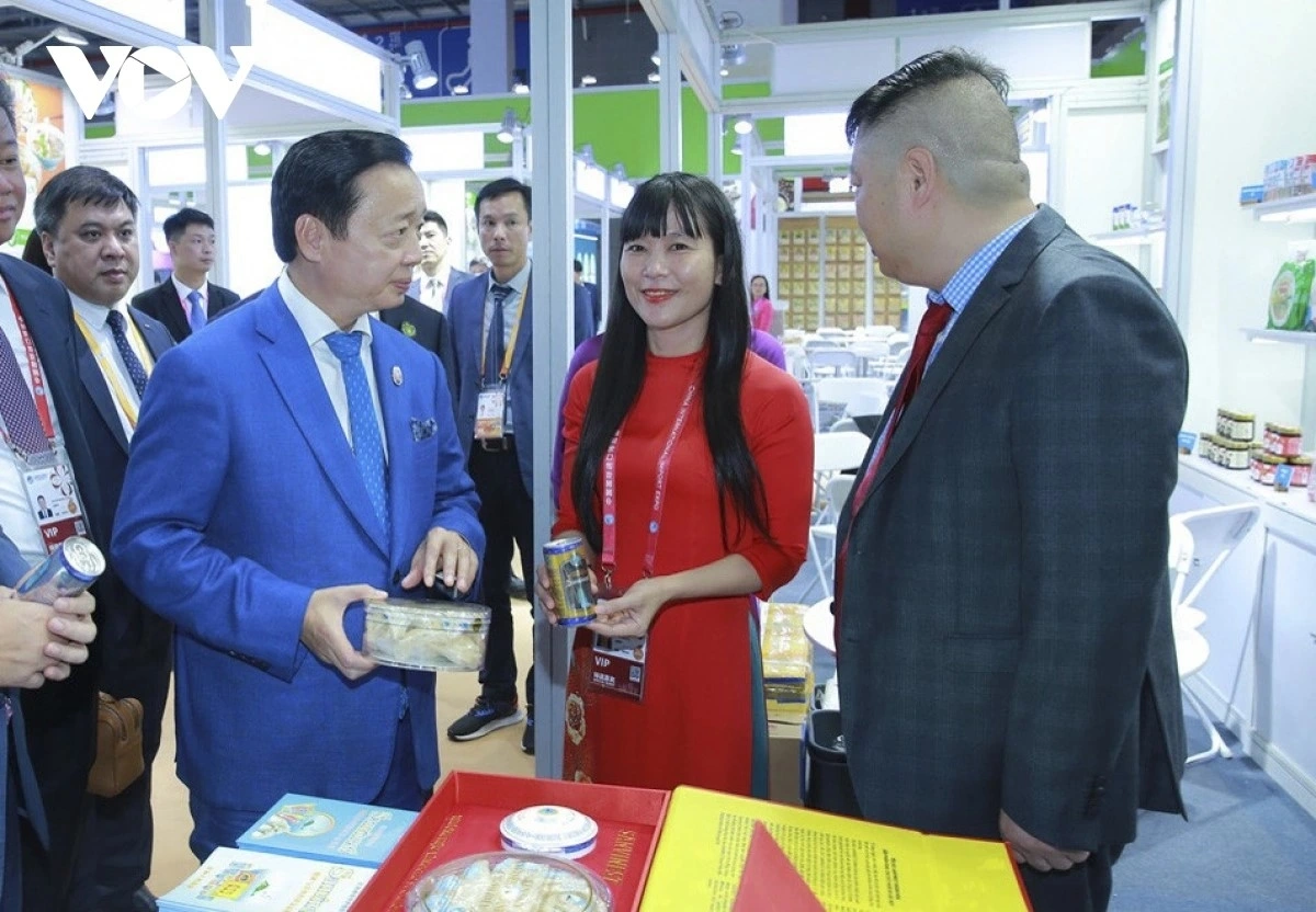Bà Trịnh Thị Hồng Vân, Chủ tịch HĐTV Công ty Yến sào Khánh Hòa báo cáo sản phẩm yến sào với Phó Thủ tướng Trần Hồng Hà