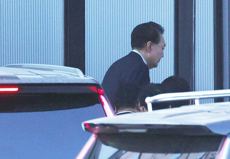 Ông Yoon Suk Yeol bước vào tòa nhà Văn phòng điều tra tham đối với các quan chức cấp cao (CIO) ở Gwacheon, tỉnh Gyeonggi, ngày 15/1. Ảnh: Yonhap