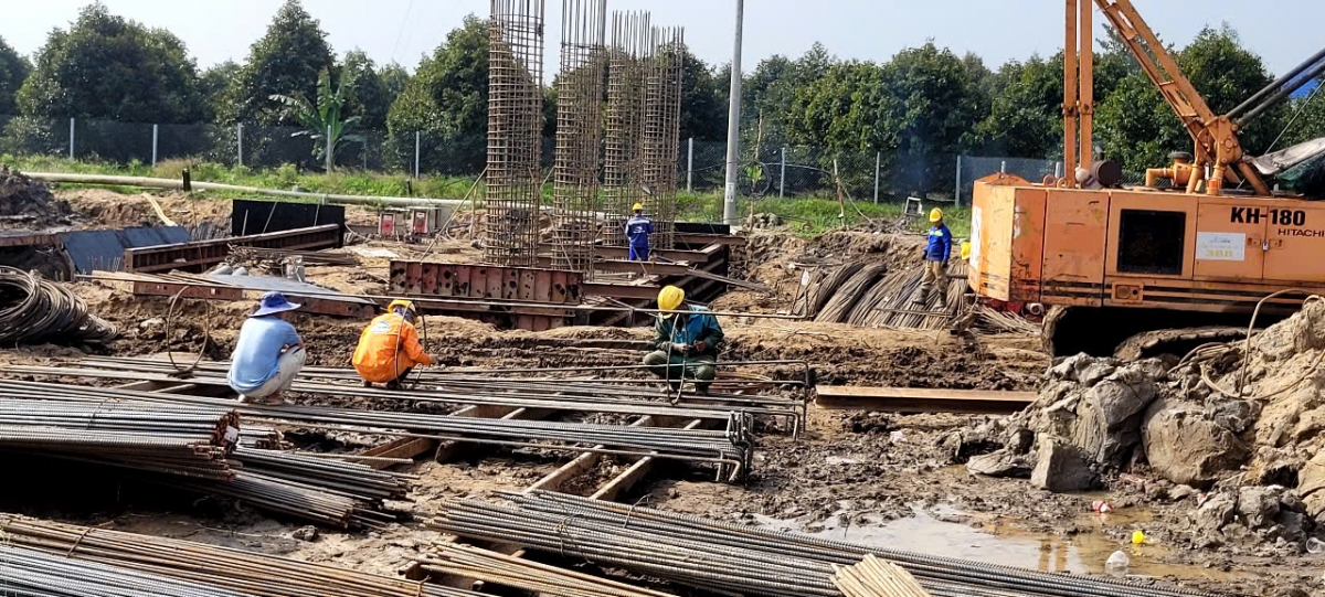 Ngày Tết dương lịch anh em công nhân vẫn bám công trường lao động hăng say