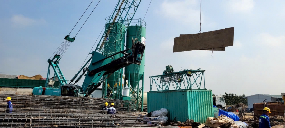 Các nhà thầu huy động tối đa nhân lực, thiết bị thi công khẩn trương