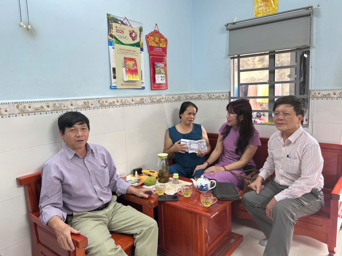 Đại diện Công ty Cổ phần Đường sắt Sài Gòn đến thăm hỏi và động viên chị B.