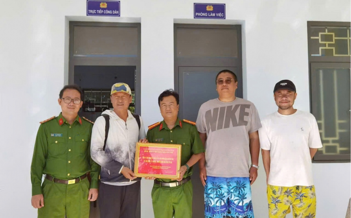 Một số lực lượng, trong đó có Công an xã Vĩnh Tân, huyện Tuy Phong tích cực hỗ trợ thủy thủ tàu Quin Huang Dao của Trung Quốc bị hỏng. Ảnh: CABT