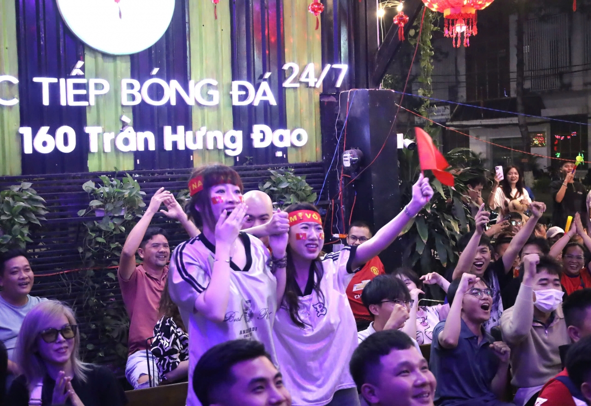 Cổ động viên vui mừng khi đội tuyển Việt Nam ghi bàn và giành chiến thắng