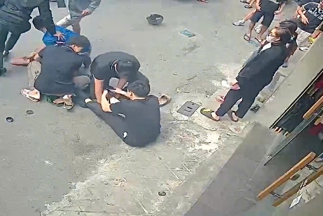 Christopher Thiên Phước bị khống chế.