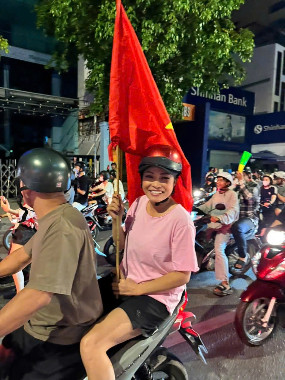 Ca sĩ Phương Thanh cầm cờ Tổ quốc, xuống đường ăn mừng cùng mọi người.