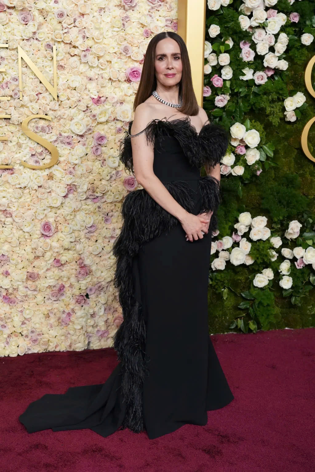 Sarah Paulson thanh lịch trong chiếc đầm đen với điểm nhấn là phần tua rua.
