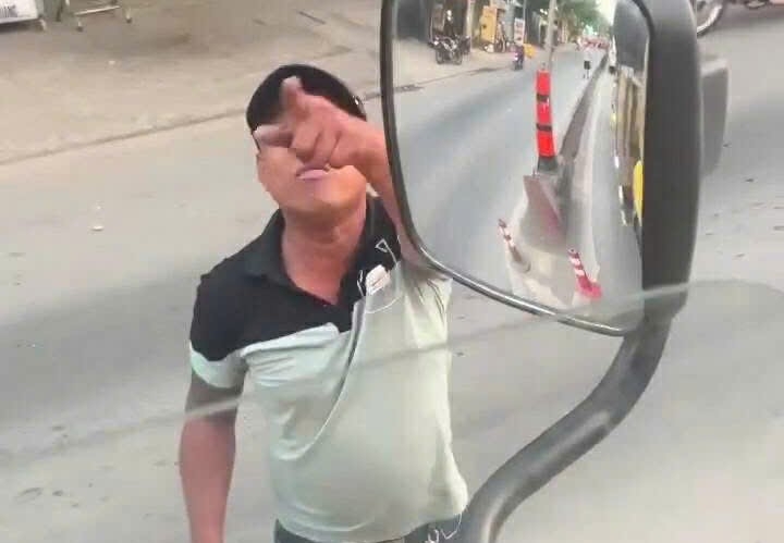 Người đàn ông có hành vi chặn đường xe tải rồi cầm đá ném cửa kính xe, đe dọa tài xế.
