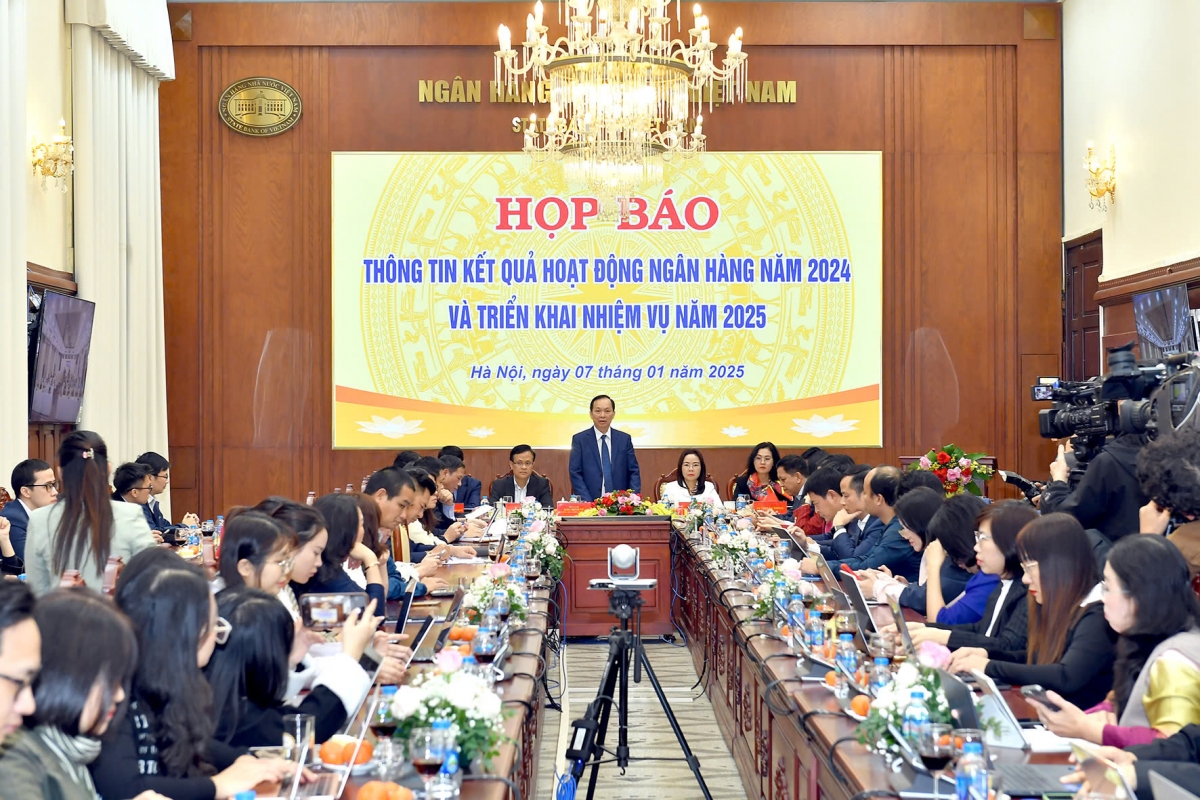 Phó Thống đốc NHNN Đào Minh Tú điều hành cuộc họp báo chiều 7/1/2025.