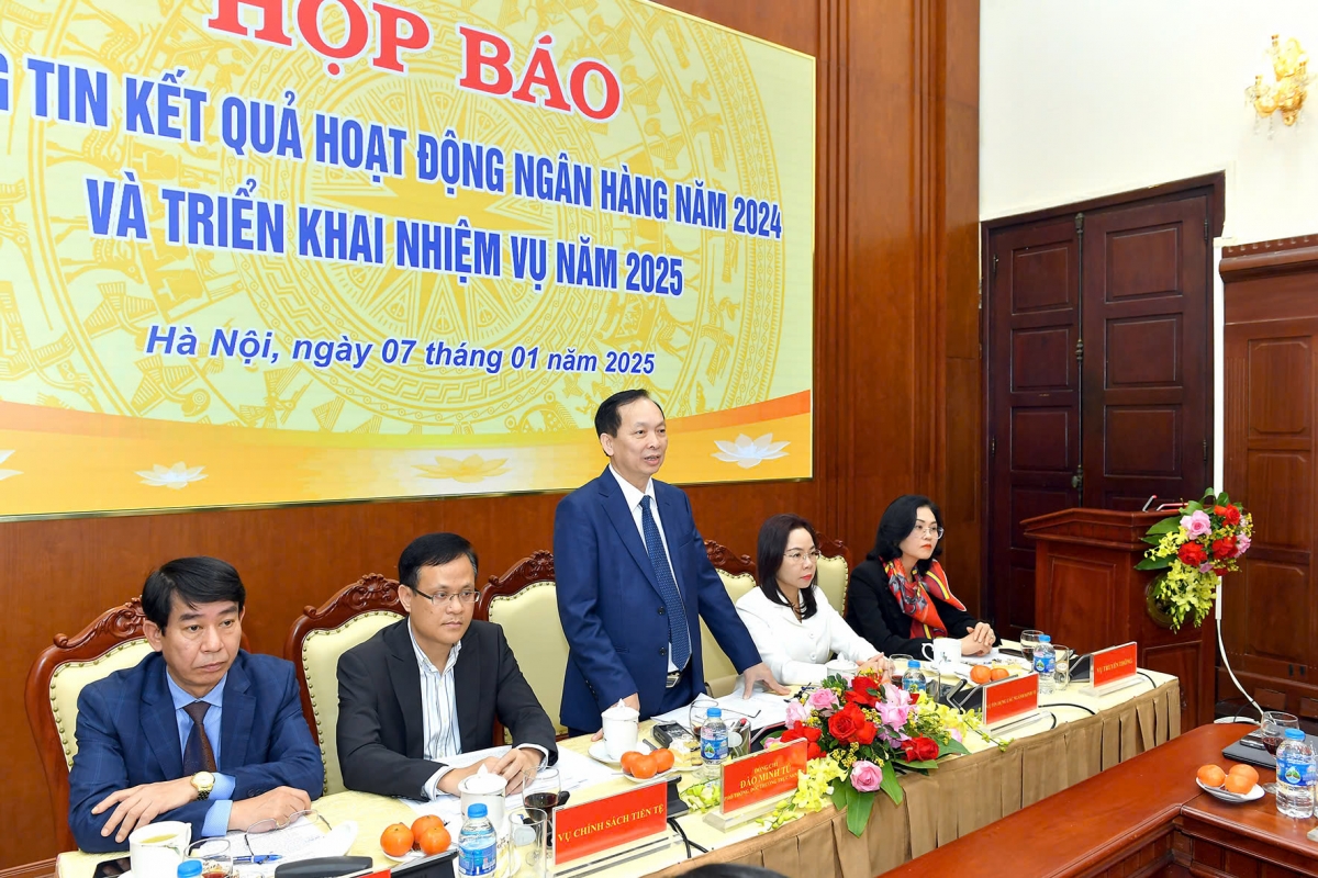 Phó Thống đốc NHNN Đào Minh Tú trả lời câu hỏi của báo chí tại cuộc họp báo chiều 7/1