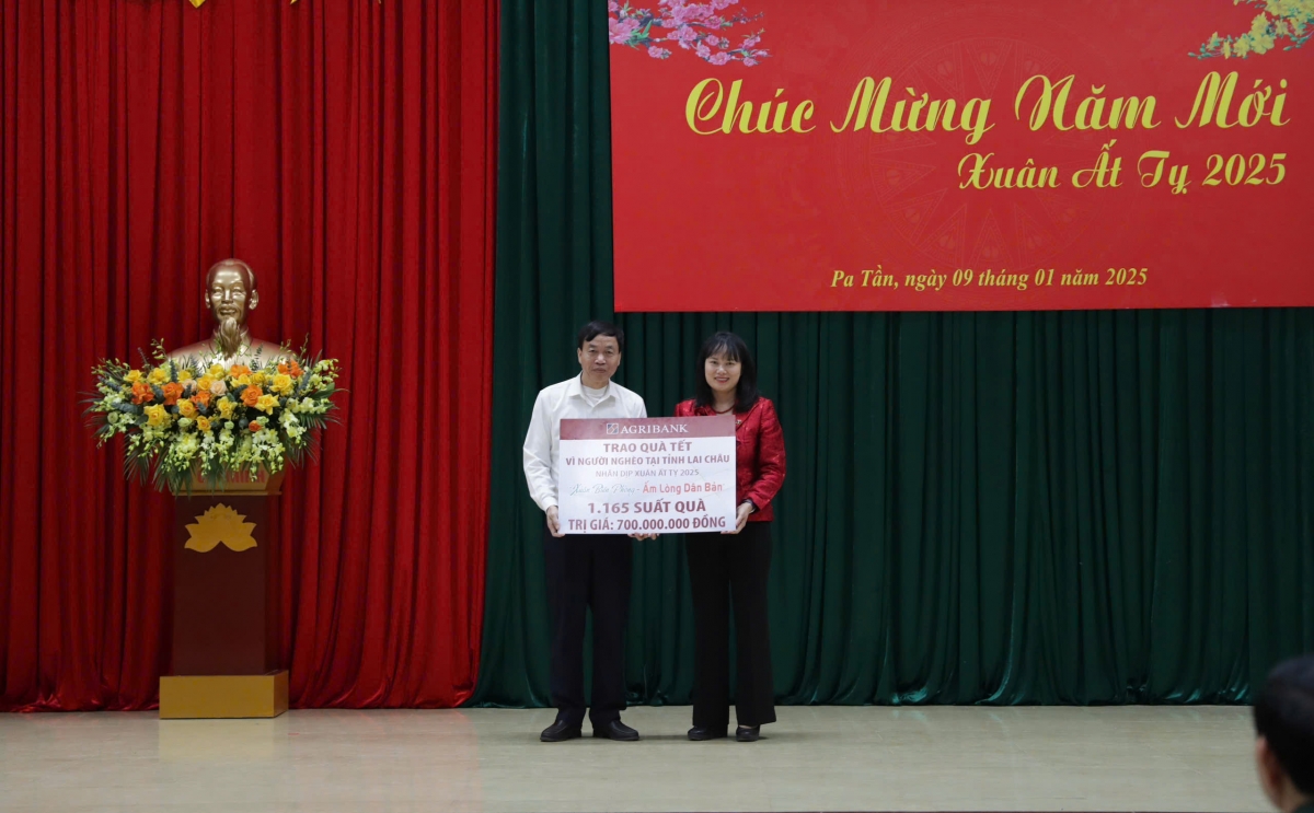 Bà PhùngThị Bình, Phó Tổng Giám đốc Agribank vinh dự cùng Chủ tịch nước trao tặng bò giống cho các gia đình khó khăn trong khuôn khổ các hoạt động của “Xuân Biên phòng, ấm lòng dân bản”