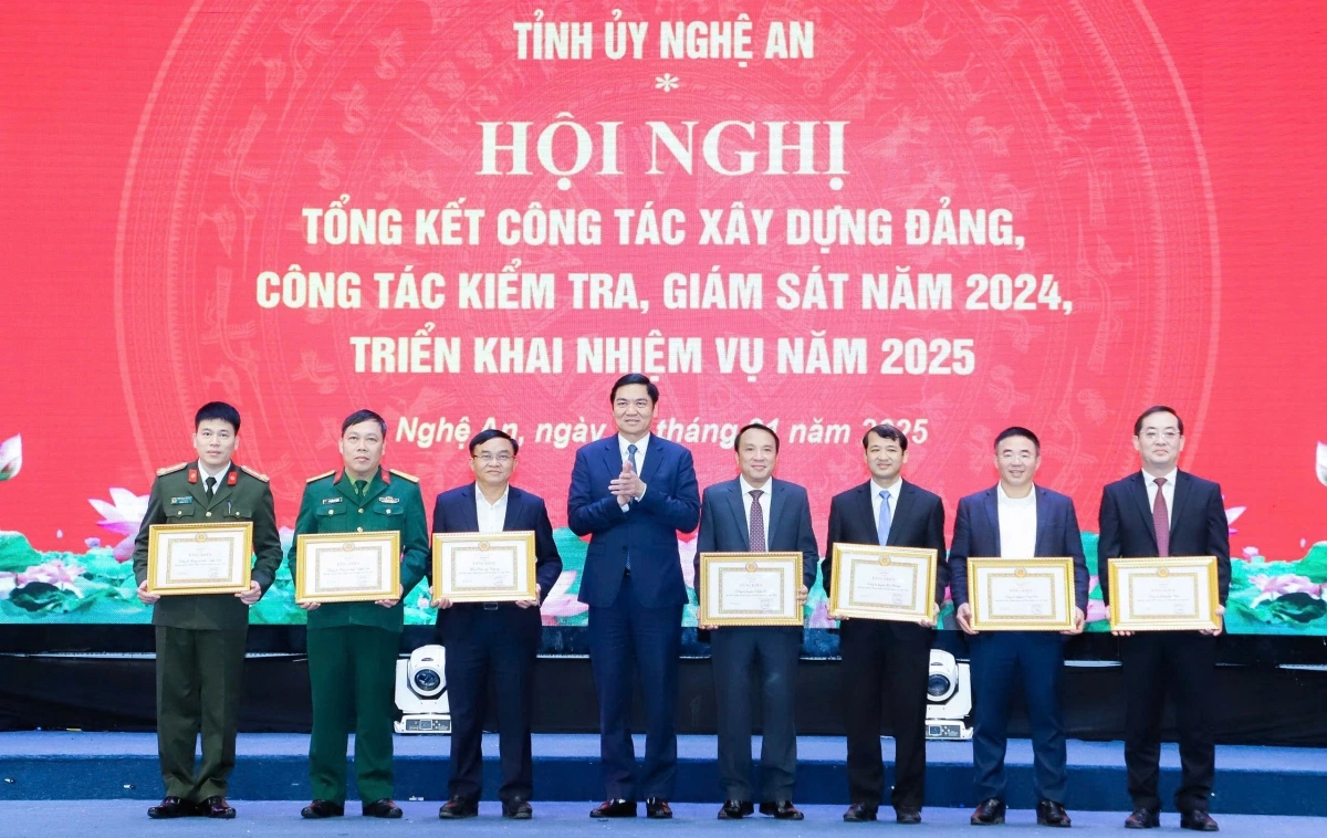Phó Bí thư Thường trực Tỉnh ủy, Chủ tịch HĐND tỉnh Nghệ An Hoàng Nghĩa Hiếu trao Bằng khen cho tập thể hoàn thành xuất sắc nhiệm vụ năm 2024 (Ảnh: Bá Thăng)