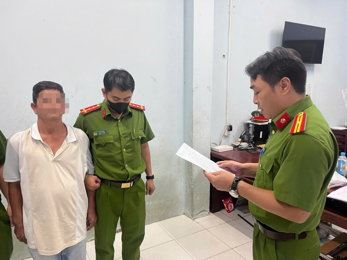 Công an tống đạt các lệnh và quyết định tạm giữ đối với tài xế và người đi cùng trên xe ô tô. (Ảnh: CACC)