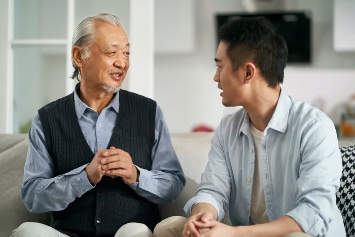 Con cái sợ tốn kém không dám về quê, vợ chồng tôi mang Tết quê ra phố. (Ảnh minh họa: Shutterstock)