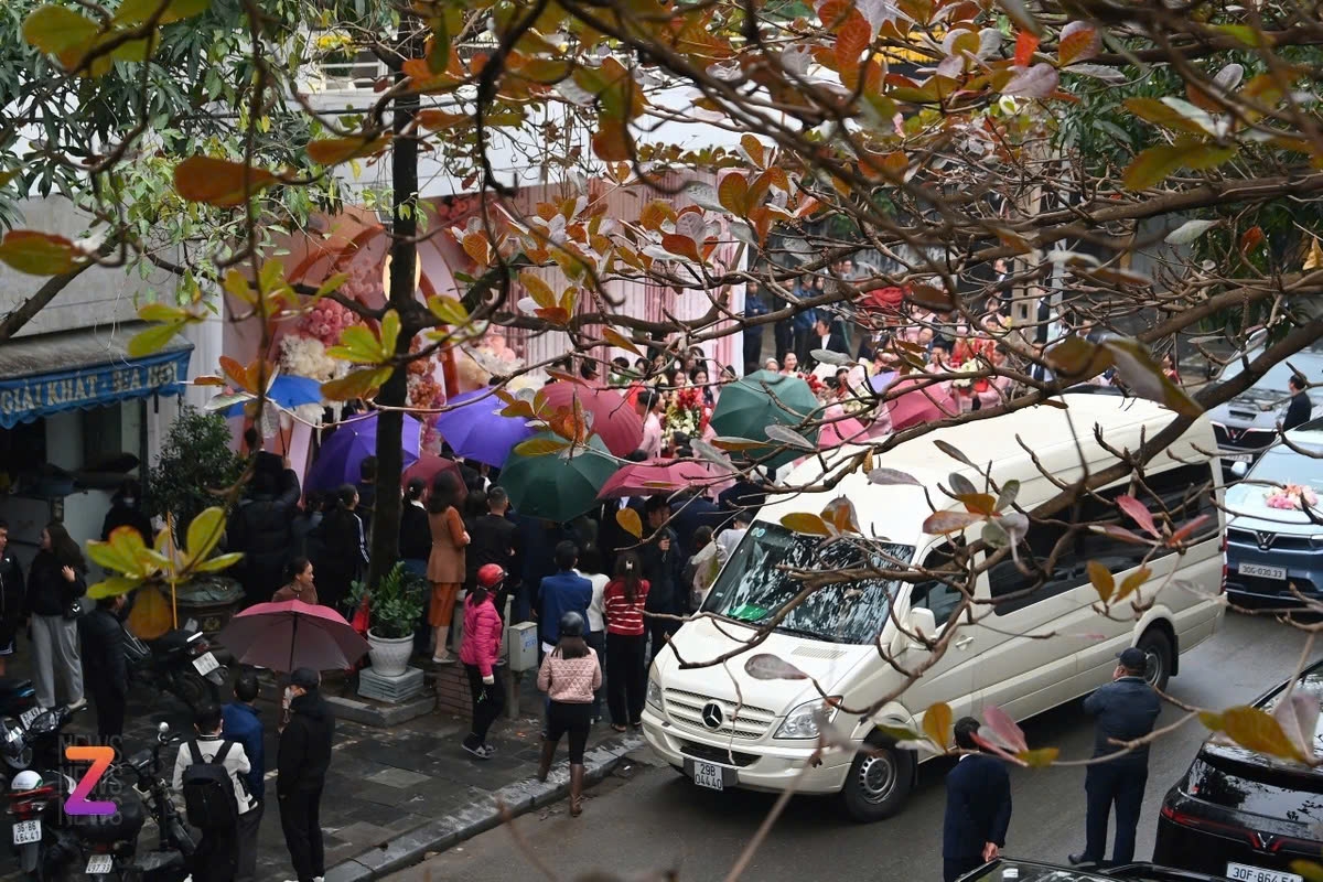 An ninh tại nhà Phương Nhi được thắt chặt, hàng chục bảo vệ cầm ô để chuẩn bị che chắn kỹ. (Ảnh: ZNews)