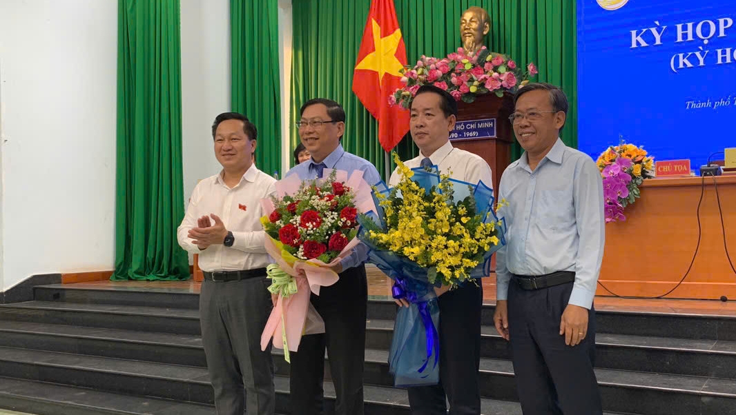 Bí thư Thành ủy Thủ Đức Nguyễn Hữu Hiệp (phải) và Chủ tịch UBND TP Thủ Đức Hoàng Tùng (trái) chúc mừng hai nhân sự mới (ảnh T.T)