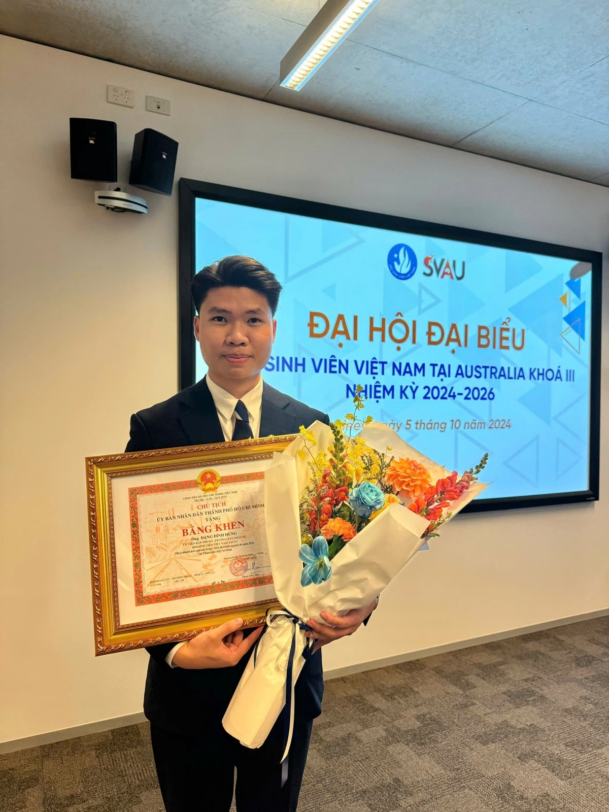 Du học sinh Đặng Đình Hùng nhận bằng khen của Hội sinh viên Việt Nam tại Úc. Ảnh: NVCC