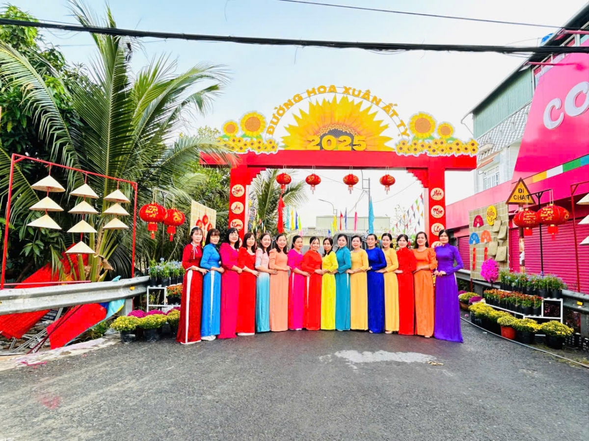 Cán bộ, nhân viên huyện Tân Phước chụp ảnh lưu niệm tại đường Đường Hoa Xuân