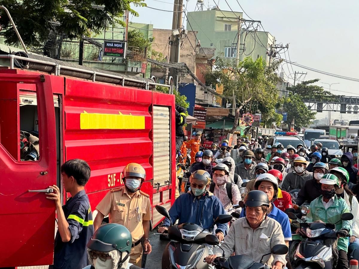 Lực lượng chức năng triển khai dập lửa và điều tiết giao thông