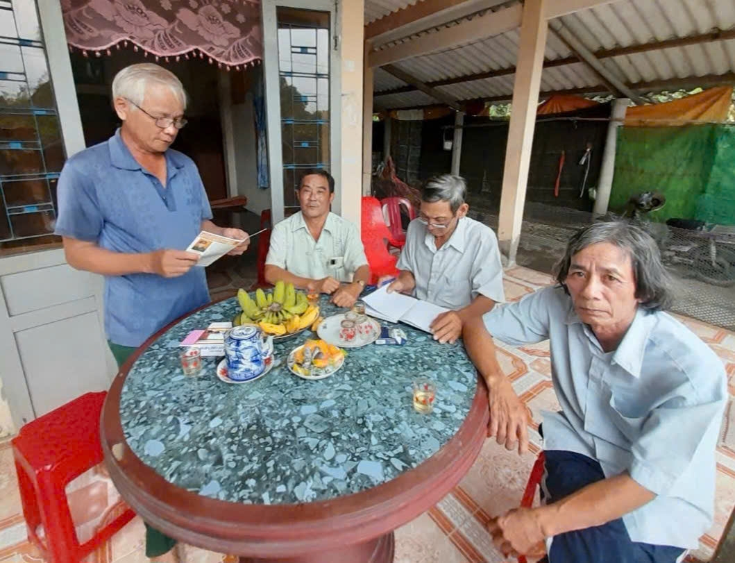 Ông Võ Văn Nhẫn luôn gắn bó với người dân, tích cực công tác dân vận tại địa phương