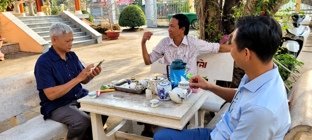 Đảng viên Võ Văn Nhẫn (trái) luôn hết mình với nhiệm vụ được giao