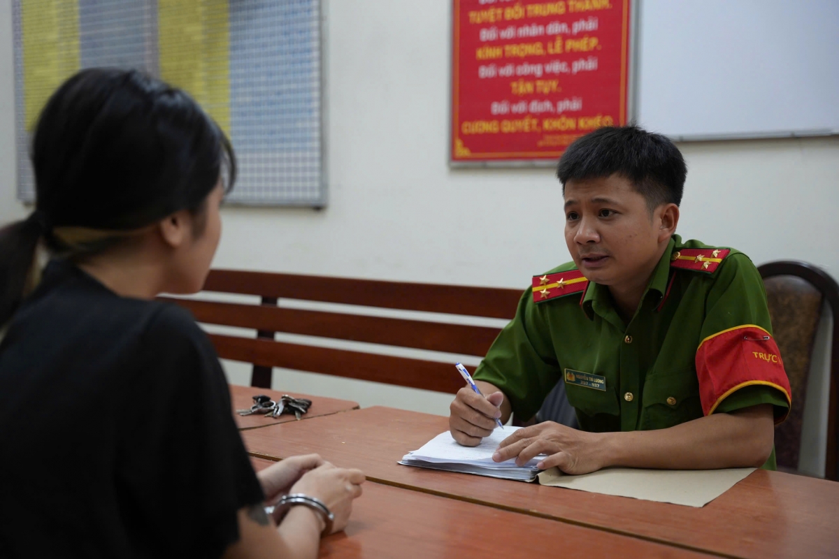 Cơ quan chức năng lấy lời khai của đối tượng