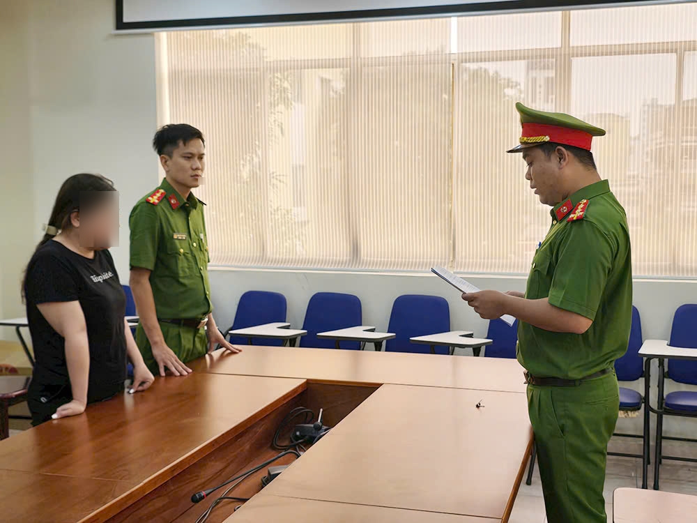 Cơ quan công an đọc lệnh bắt Nguyễn Ngọc Thương. (Ảnh: CACC)