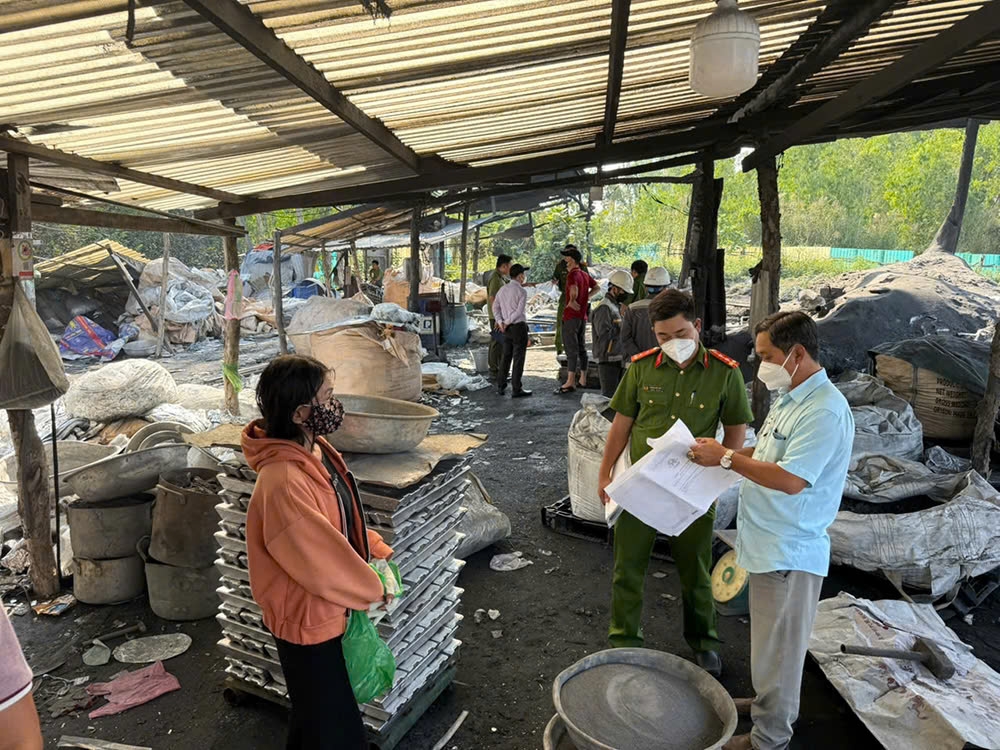 Lực lượng chức năng kiểm tra xưởng tái chế (Ảnh: CACC)