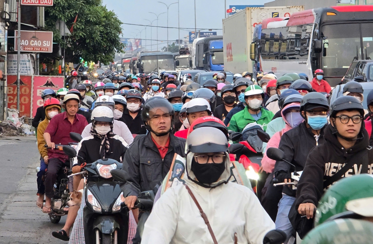 Dòng xe cộ đông đúc trên Quốc lộ, đưa người dân rời TP.HCM về quê ăn Tết
