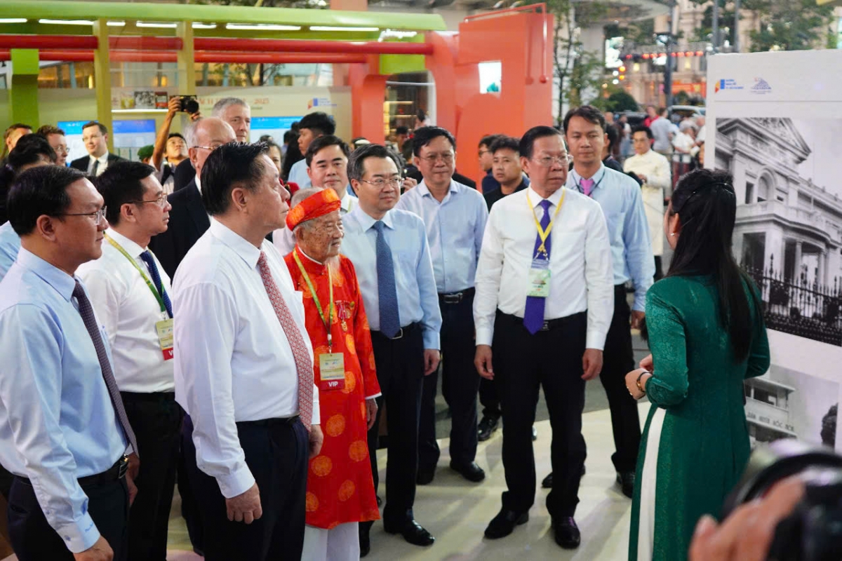 Lễ khai mạc có sự tham dự của Uỷ viên Bộ Chính trị, Bí thư Trung ương Đảng, Trưởng Ban Tuyên giáo Trung ương Nguyễn Trọng Nghĩa và Chủ tịch UBND TP.HCM Phan Văn Mãi, Phó Bí thư Thường Trực Thành ủy TP.HCM Nguyễn Thanh Nghị.