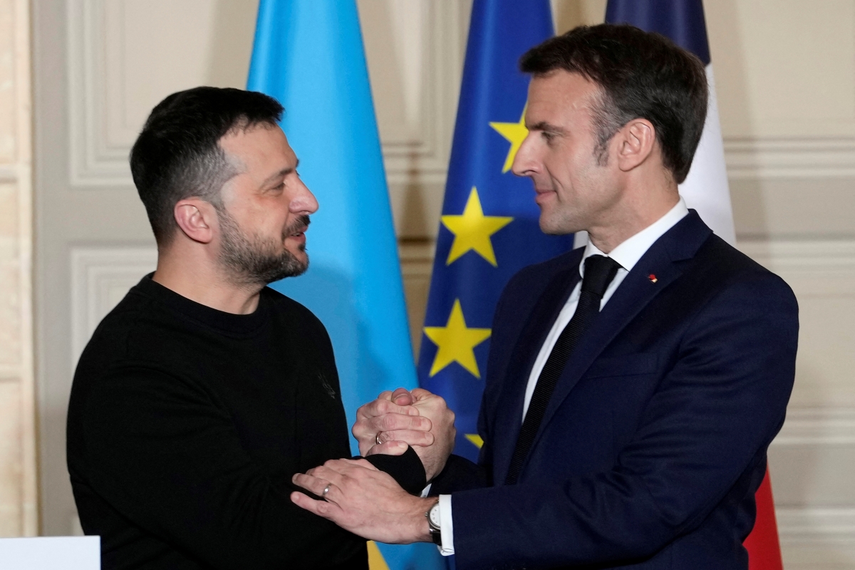 Tổng thống Ukraine Volodymyr Zelensky và Tổng thống Pháp Emmanuel Macron. Ảnh: Reuters