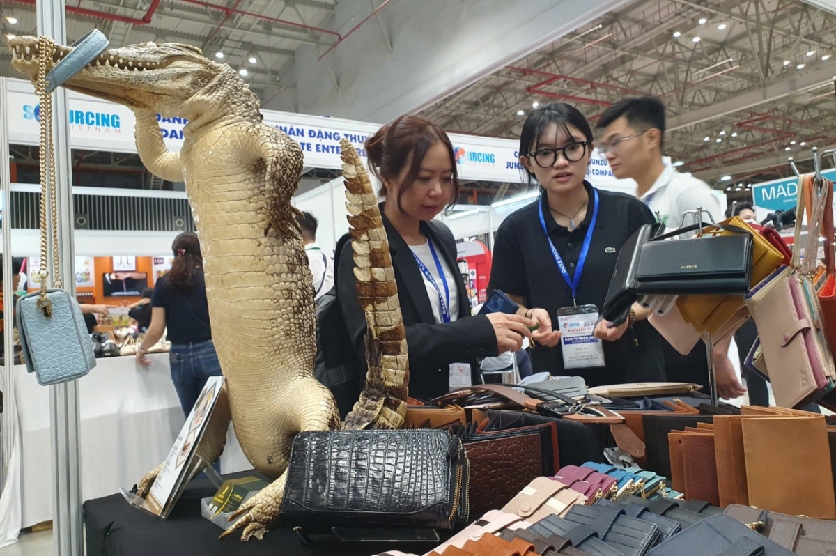 ..Khách hàng đang xem sản phẩm da và túi xách ở triển lãm quốc tế giày da tại TP.HCM gần đây.