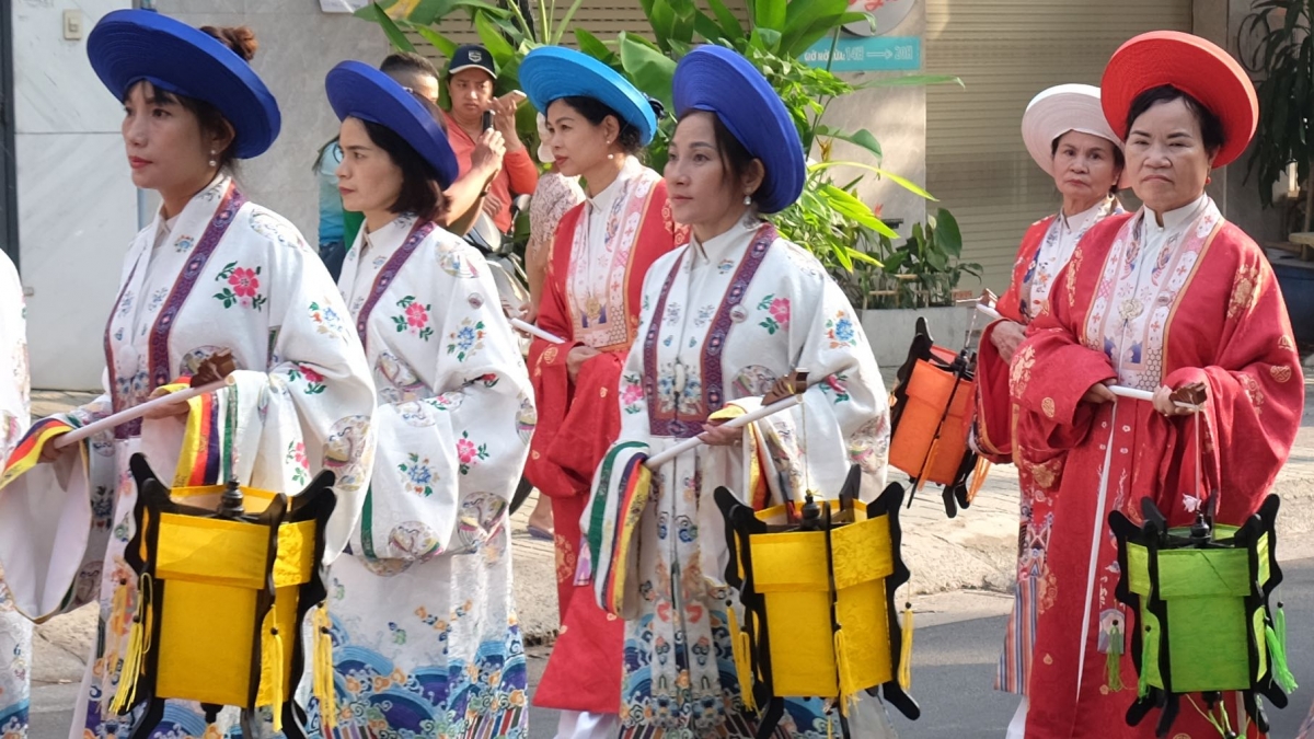Các đoàn nghinh thần diện trang phục truyền thống dân gian, hoá thân thành thần tướng, cũng với cờ xí lộng lẫy, trống nhạc cổ truyền rộn ràng diễu hành 8km trên đường phố tạo nên không khí náo nhiệt và khung cảnh rực rỡ nhiều màu sắc