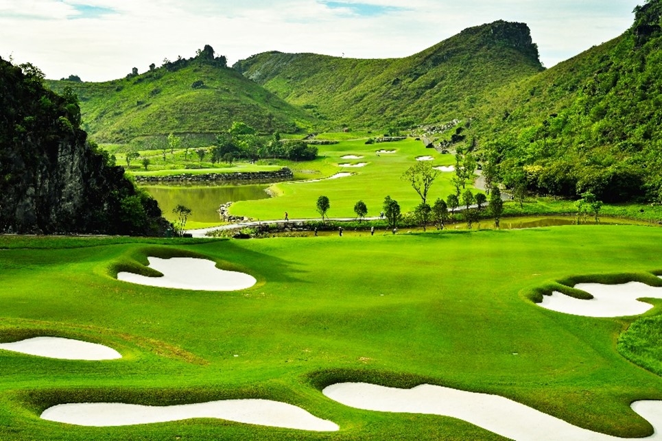 Đến với khách sạn Legend Valley, du khách sẽ có những trải nghiệm nghỉ dưỡng không thể nào quên khi thử sức trên sân gôn đẳng cấp thế giới Legend Valley Country Club được thiết kế bởi Nicklaus Design, công ty thiết kế sân gôn hàng đầu thế giới do huyền thoại gôn Gấu Vàng Jack Nicklaus sáng lập.