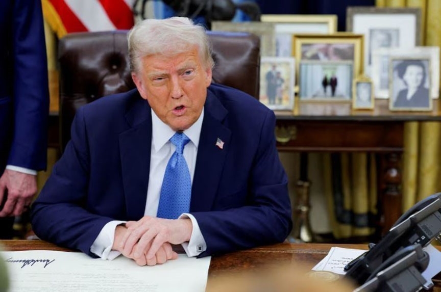 Tổng thống Mỹ Donald Trump ký sắc lệnh tại Nhà Trắng ở Washington ngày 31/1. Ảnh: Reuters