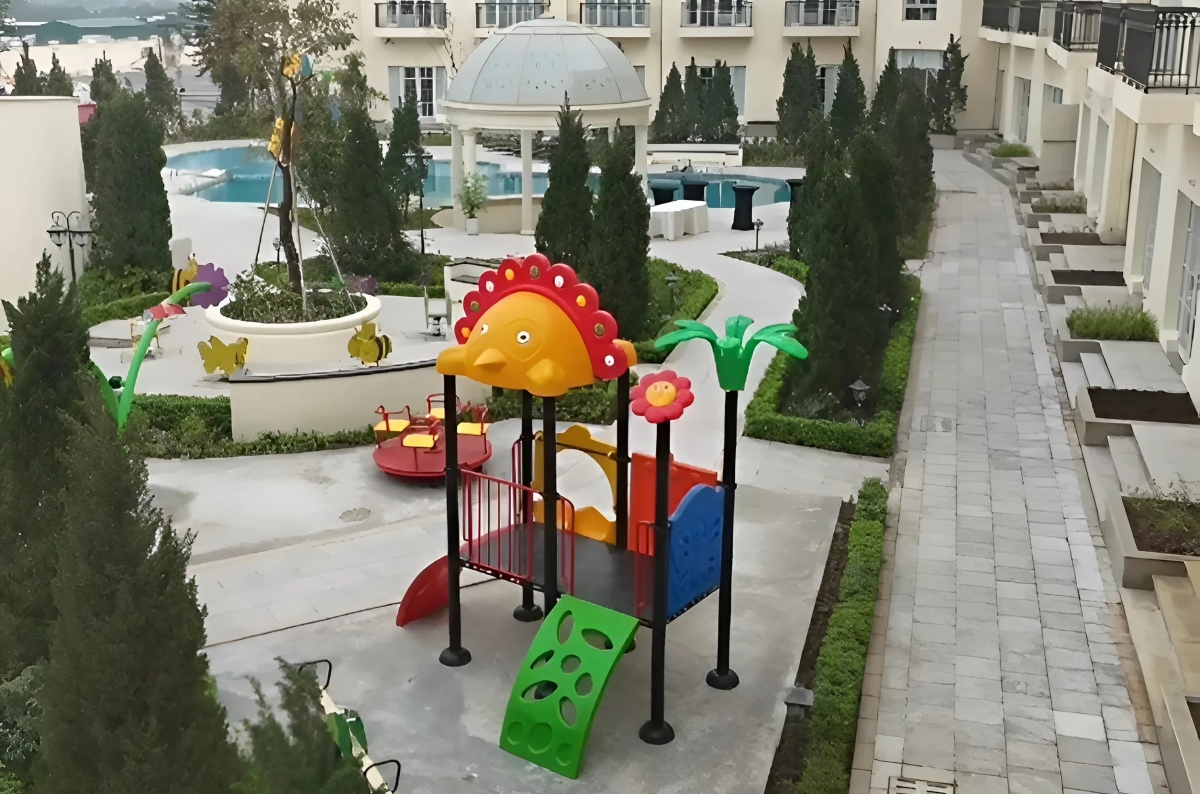 Bên cạnh khu vực bể bơi là khu vui chơi trẻ em với cầu trượt, vòng xoay, thú cưỡi... sẵn sàng mang tới cho các gia đình có trẻ em những phát giây vui vẻ và hạnh phúc bên nhau.