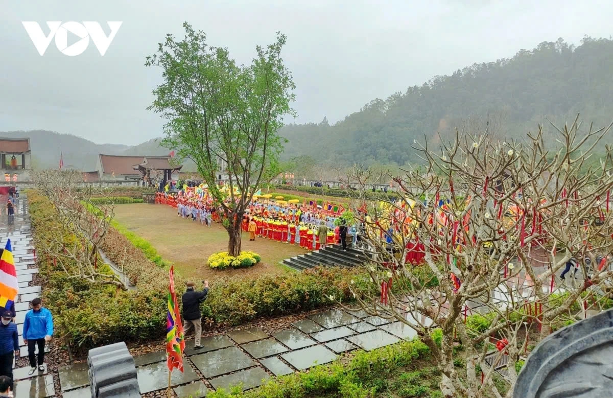 The festival, that is held annually at the Yen Tu historical and scenic site, lasts for three months, from the 10th day of the first lunar month to the 10th day of the third lunar month.