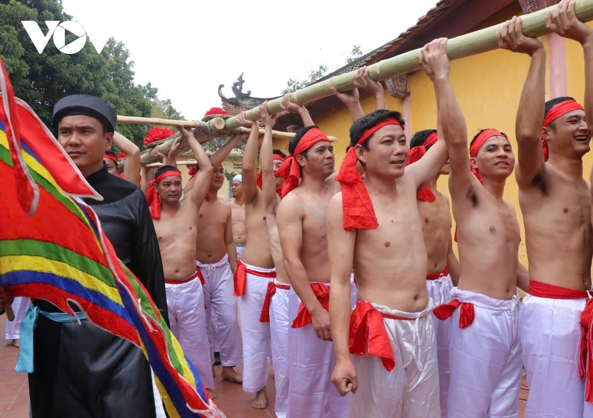 The traditional bamboo tug-of-war ritual of Huu Chap village is held annually on the fourth day of the first lunar month as a tribute to the five village guardian deities who contributed to the resistance against the Liang invaders in the sixth century.