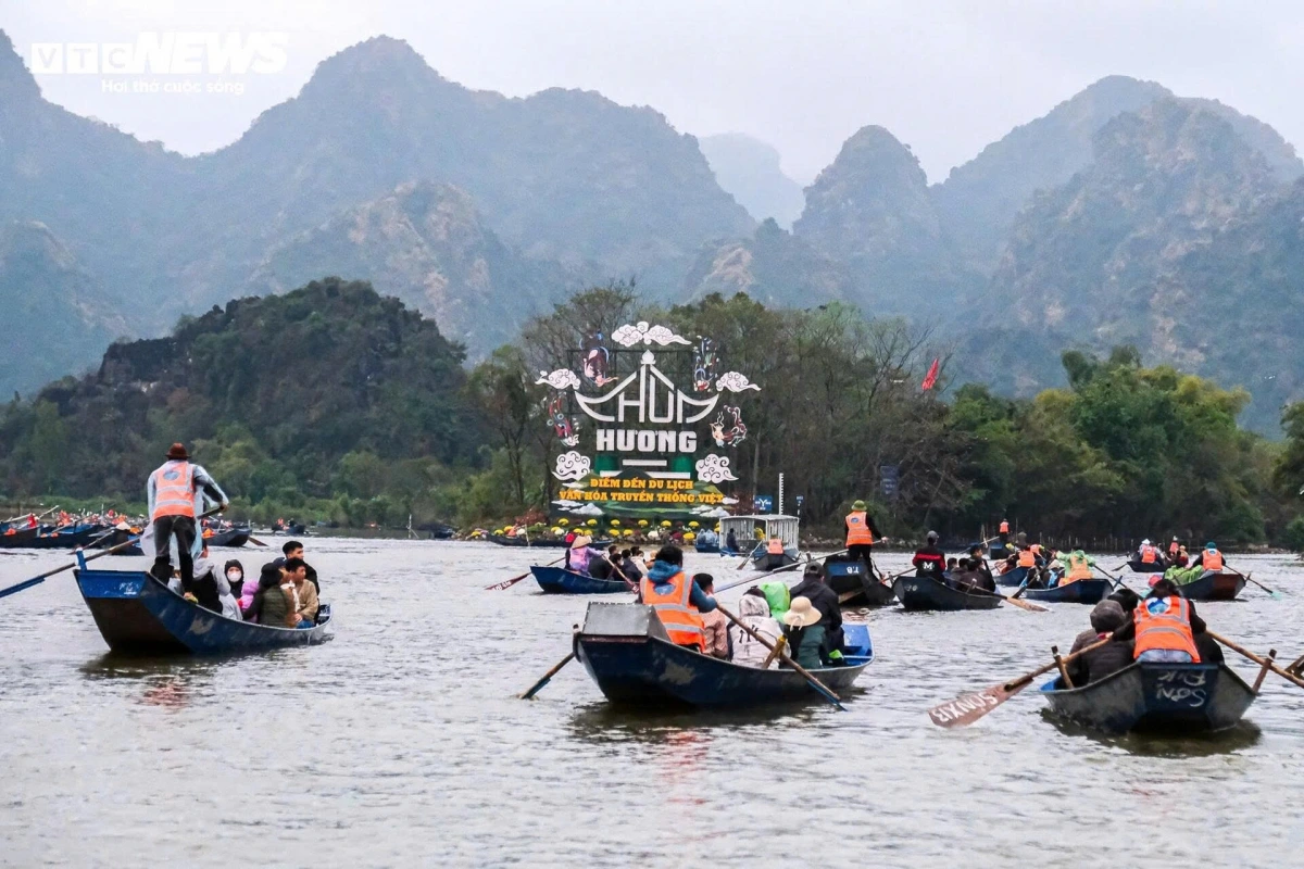 Perfume Pagoda is one of the famous Buddhist pilgrimage sites in Vietnam which is closely associated with the worship of Bodhisattva Avalokiteshvara (Quan Am).