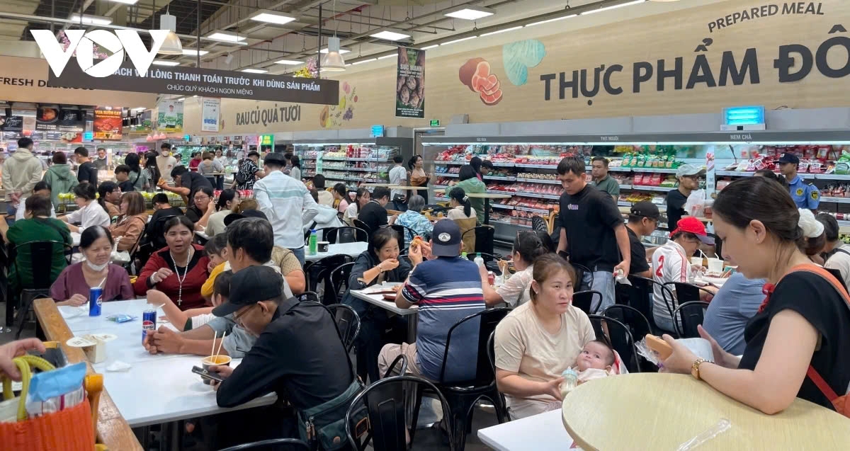 Do-it-Yourself food stalls and eateries at these shopping malls are bustling with holidaymakers dining and enjoying the festive atmosphere.