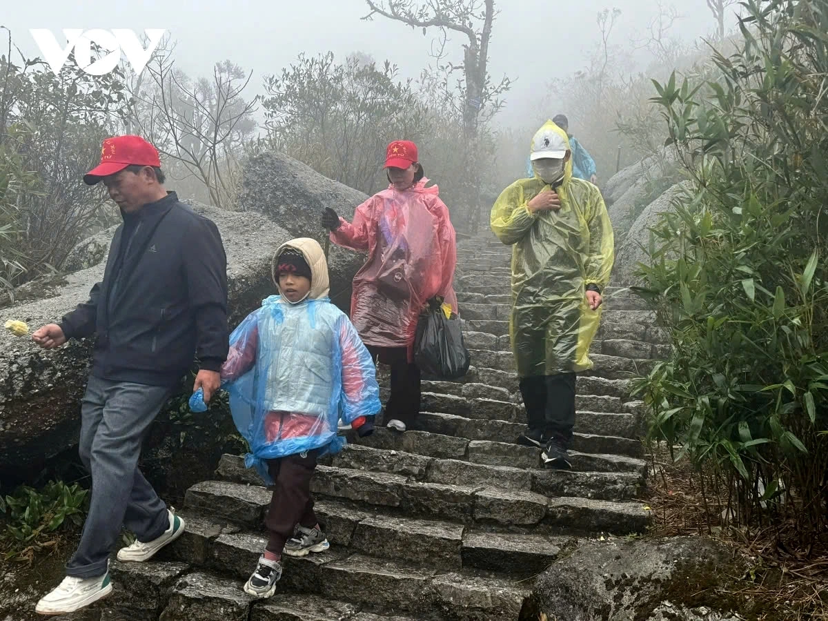 On their pilgrimage journey, visitors pass through notable sites such as Giai Oan Pagoda, Hoa Yen Pagoda, Mot Mai Pagoda, the An Ky Sinh Statue, before reaching Dong Pagoda, the bronze made structure at the highest peak.