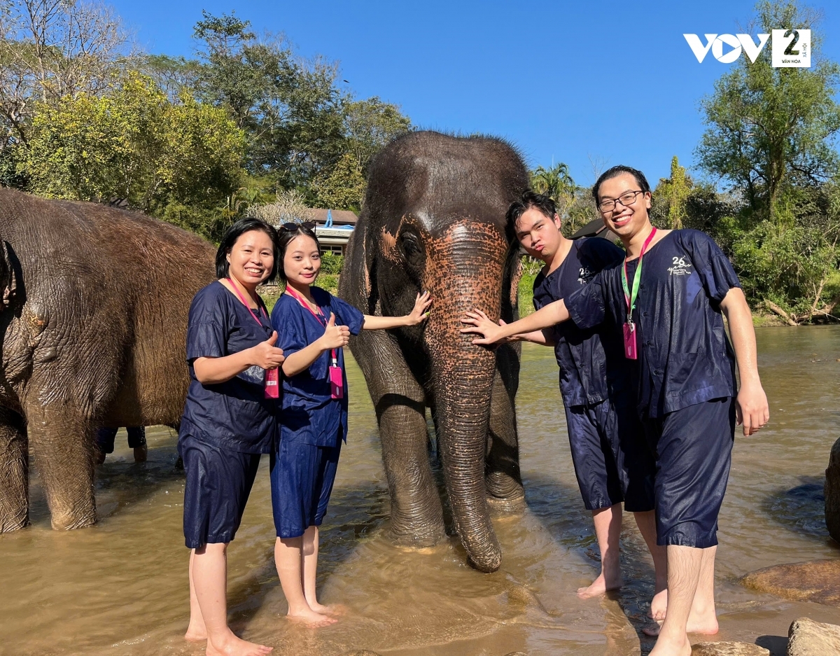 Chụp ảnh lưu niệm sau khi tắm cho voi
