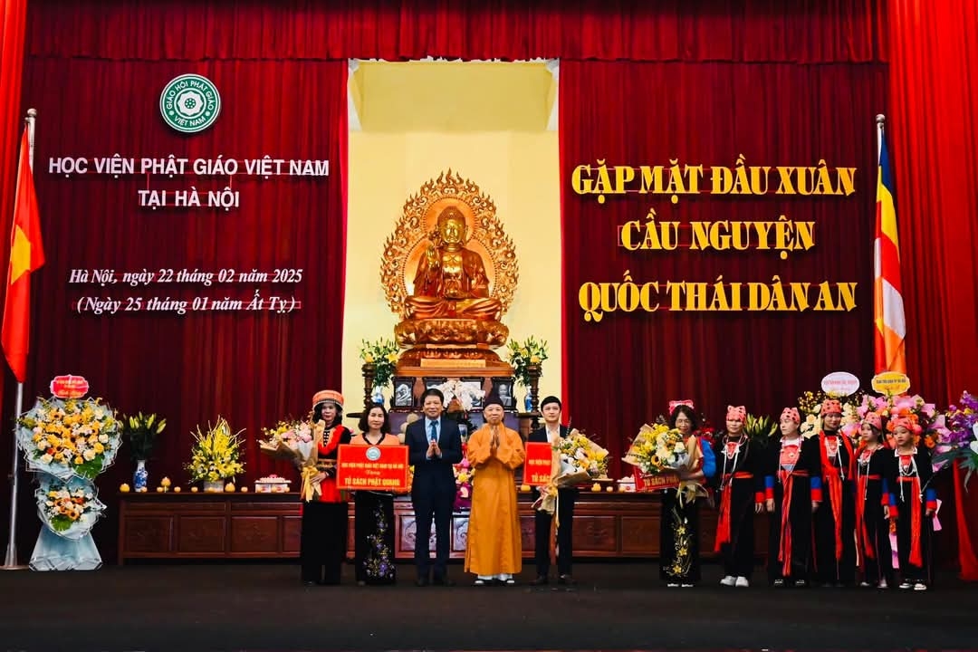 Trao tặng tủ sách cho các trường học