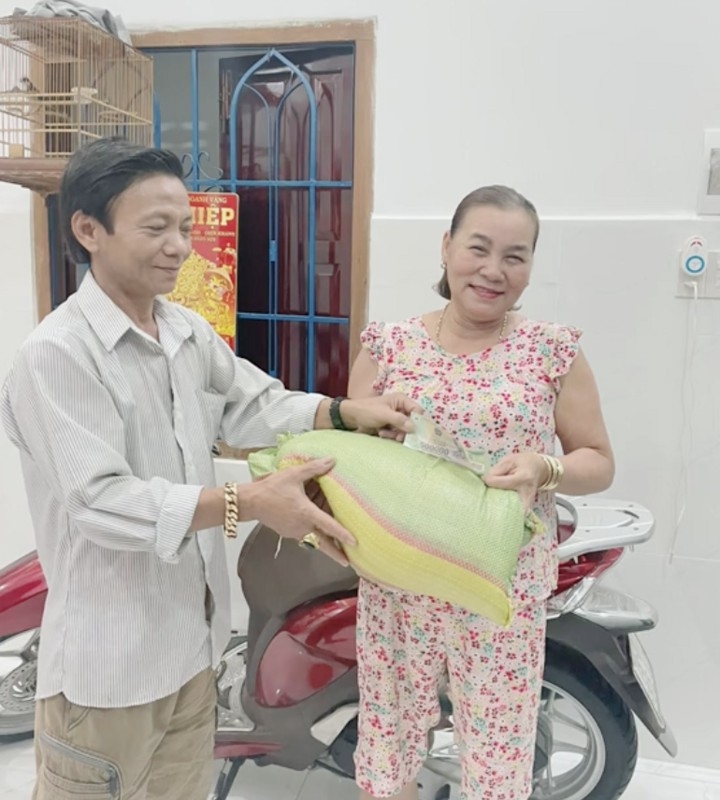 Cặp vợ chồng trung niên trao - nhận quà Valetine theo phong cách "thời ông bà anh", đó là một bao gạo kèm theo 500 nghìn đồng. (Ảnh: Tiktok/@diemmy961993)