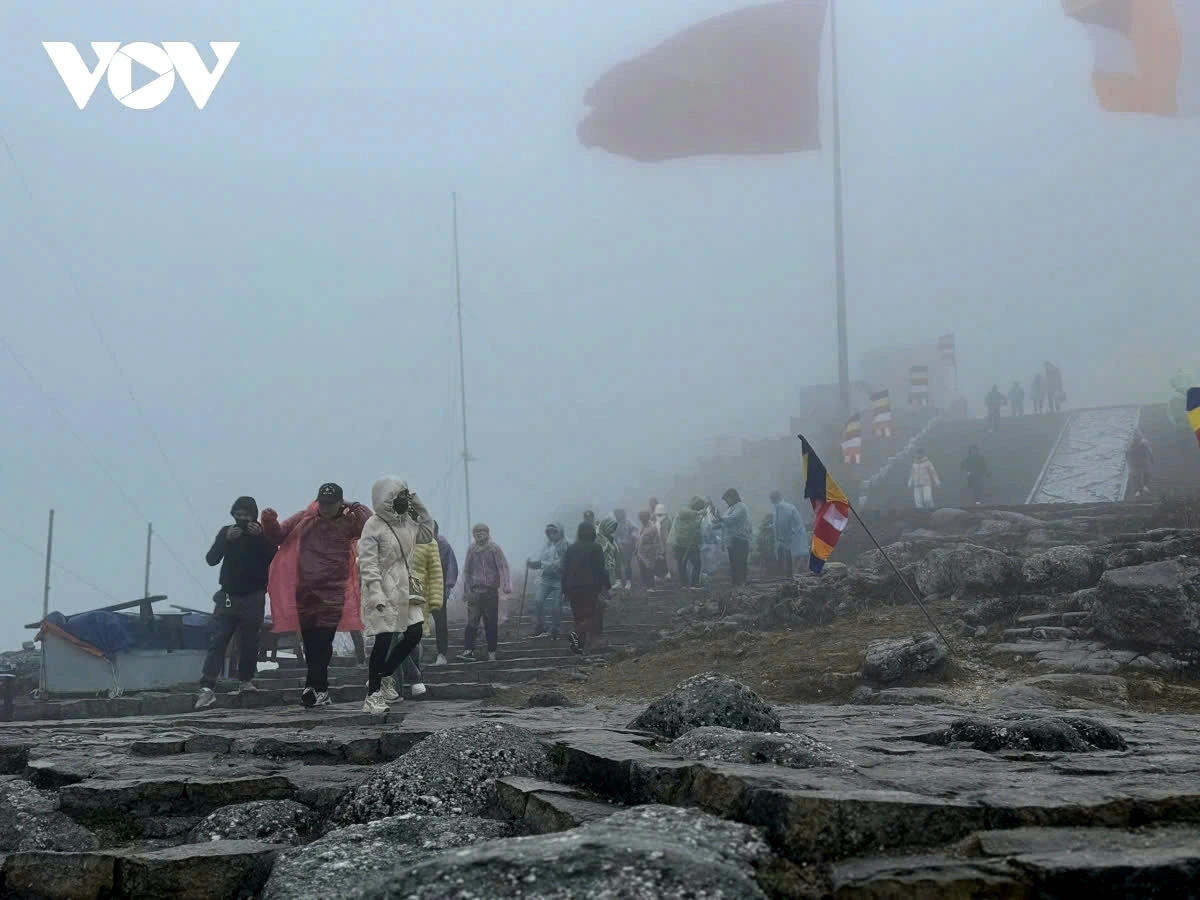 The Yen Tu Spring Festival attracts not only many Buddhists but also tourists from both Vietnam and abroad. People come here not only to pray but also to learn about the history and culture of the sacred land of Yen Tu.